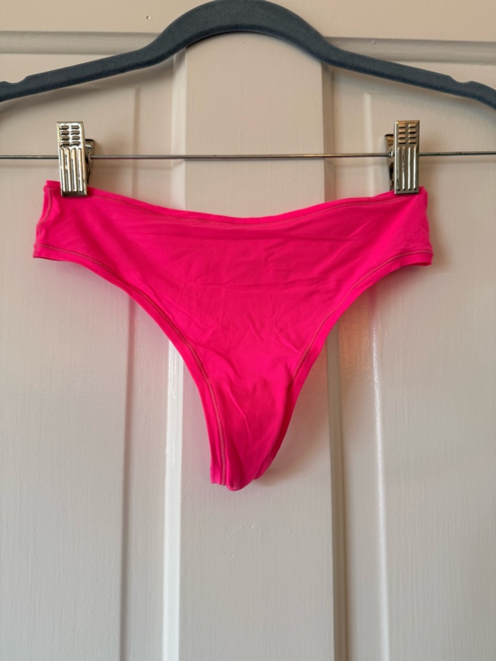 Skims neon pink fits everybody thong